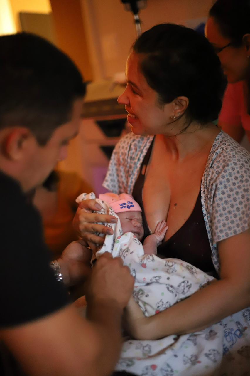 Família acolhendo o bebê recém-nascido